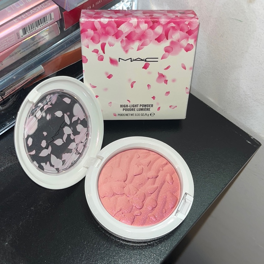 Brand New Mac Cosmetics Highlighter